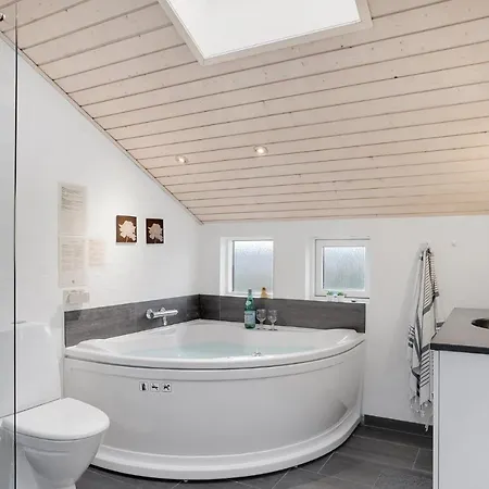 Vakantiehuis 4 Bedroom Lovely In