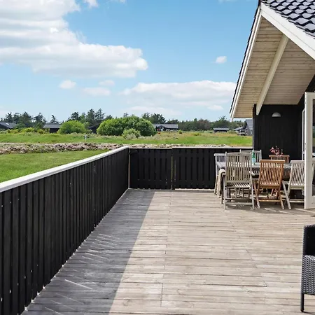 4 Bedroom Lovely In Vakantiehuis Hirtshals