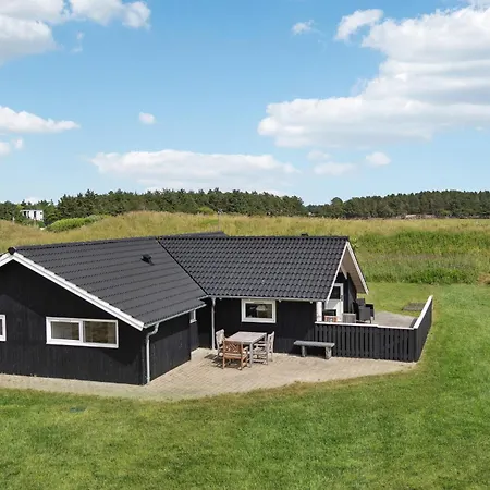 Vakantiehuis 4 Bedroom Lovely In
